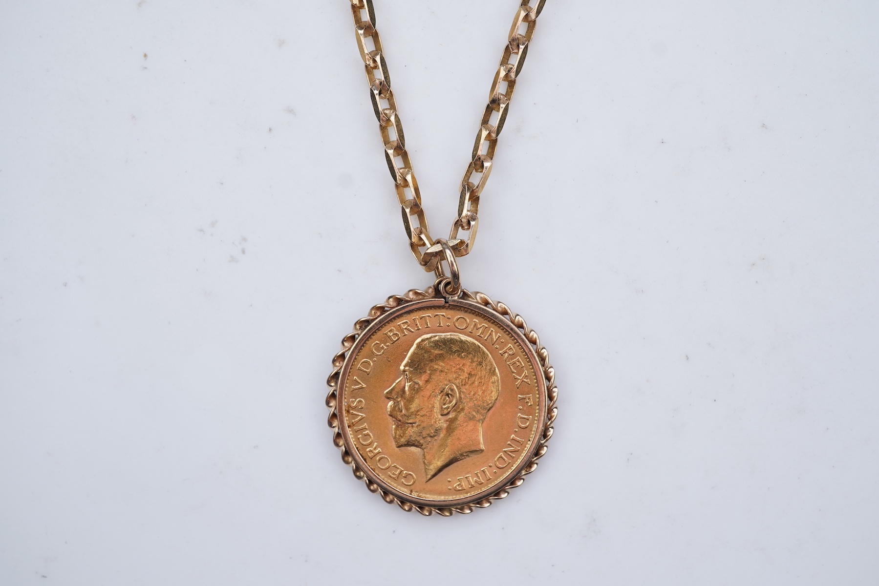 A George V sovereign coin pendant necklace
